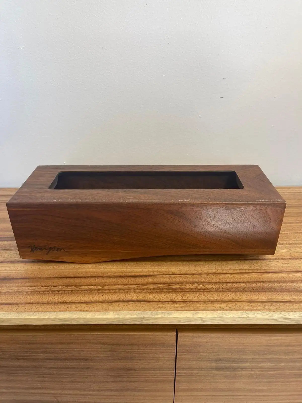 Винтидж декоративно подписано дърворезбовано произведение на художествена галерия за стена