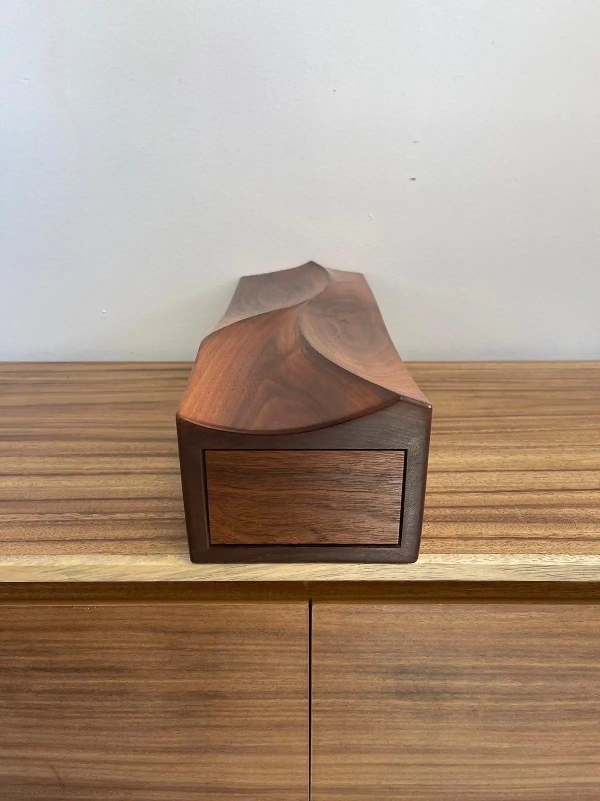 Винтидж декоративно подписано дърворезбовано произведение на художествена галерия за стена