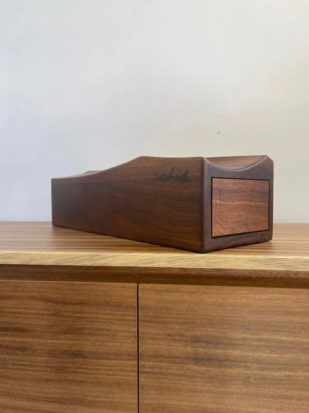 Винтидж декоративно подписано дърворезбовано произведение на художествена галерия за стена